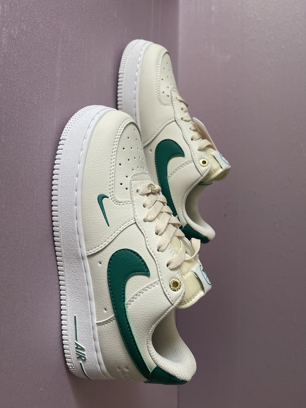 Nike Kids Cream & Emerald Low-Top Sneakers with Green Swoosh